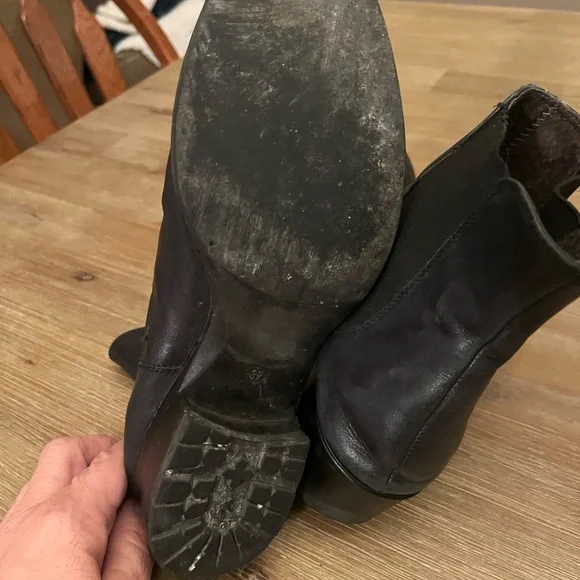 VIBRAM boots - Picture 3 of 6